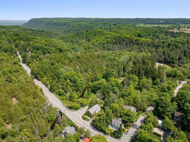 Photo de la propriété: 815 Forks Of The Credit Road ON L7K 0E7