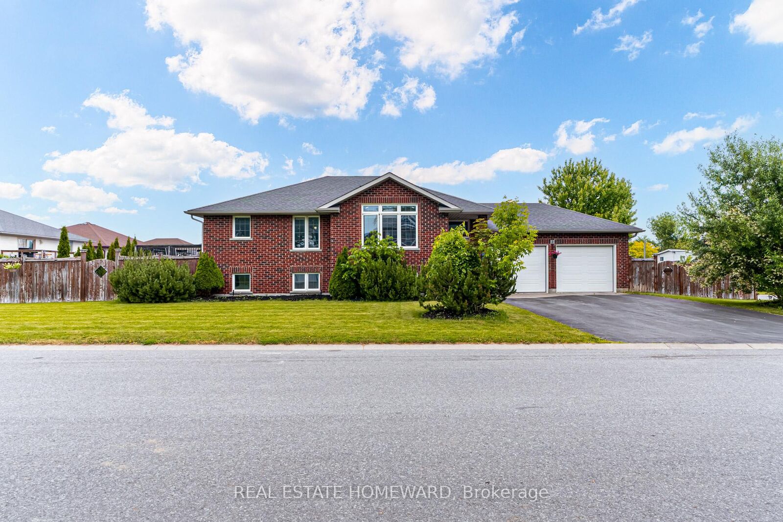 Property Photo:  2 Freedom Crescent  ON K8V 0C1 