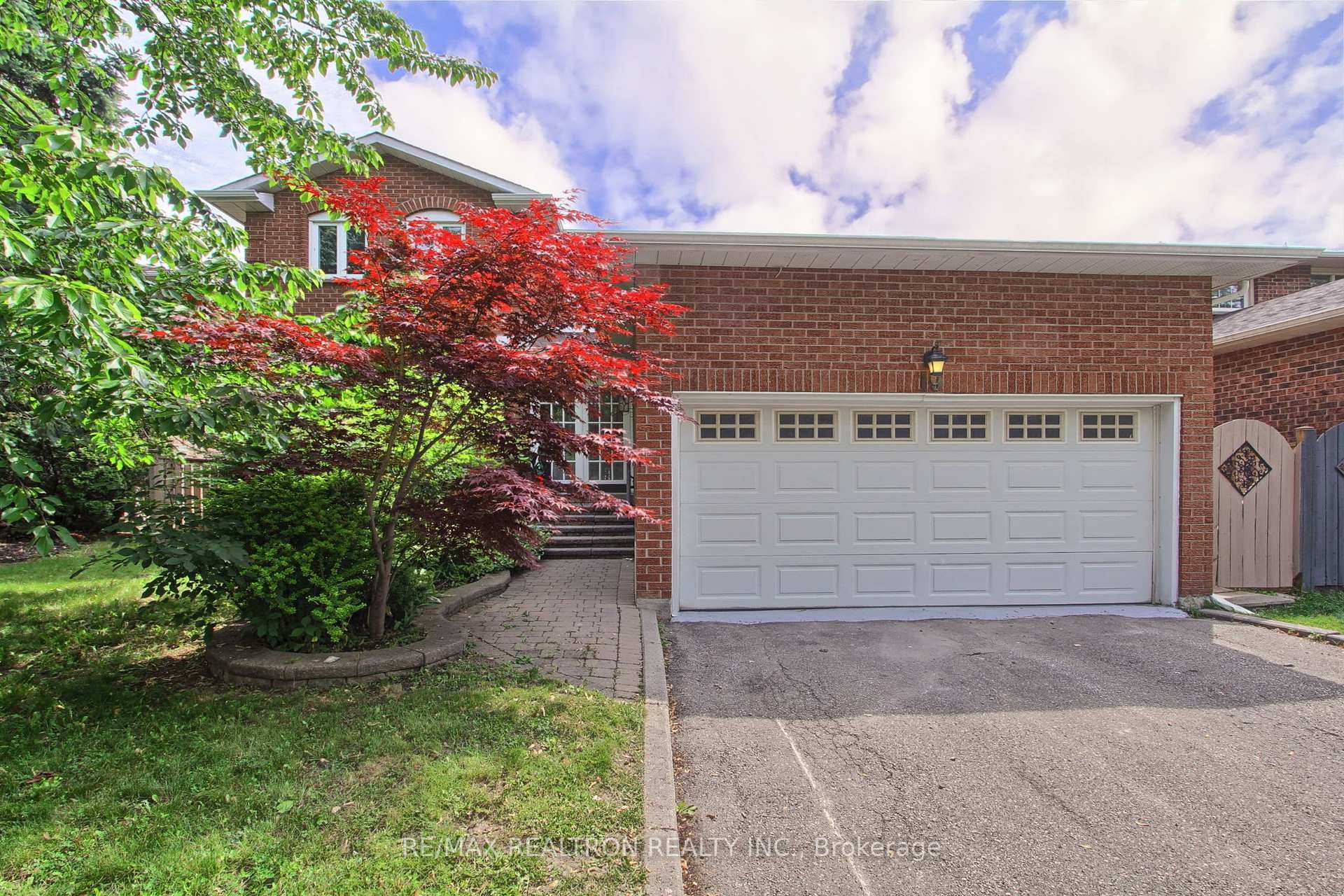 Property Photo: 19 Crystal Drive N ON L4C 7Z4