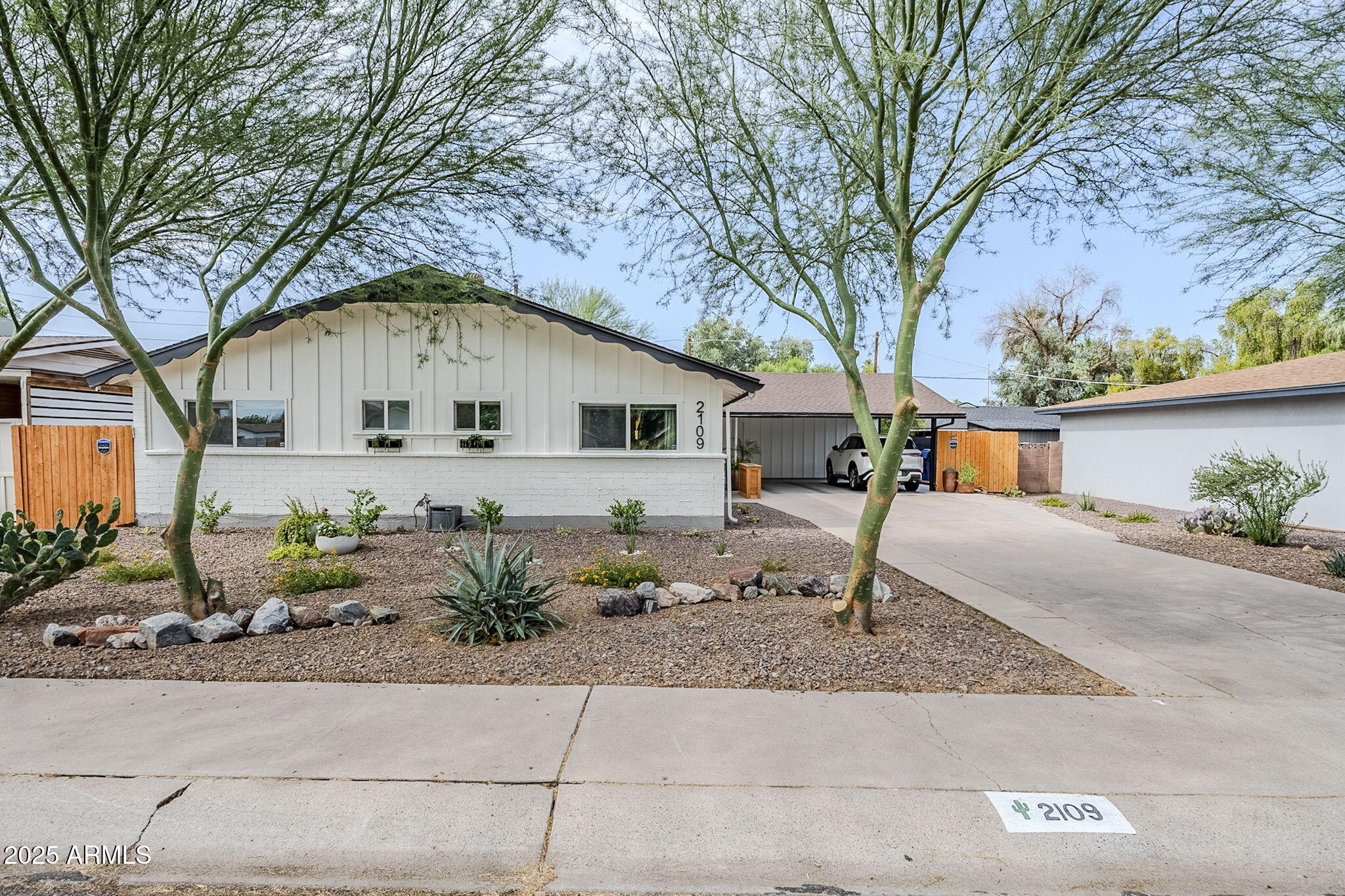 Property Photo: 2109 W Berridge Lane AZ 85015