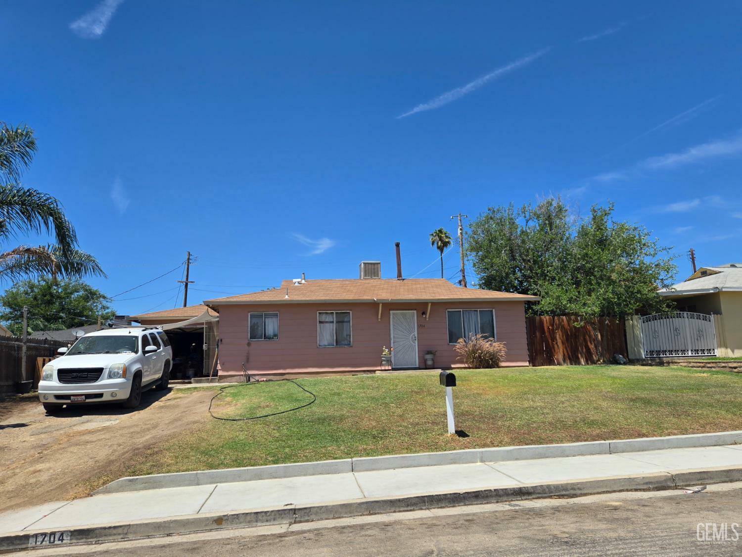 Property Photo: 1704 Bower Street CA 93305