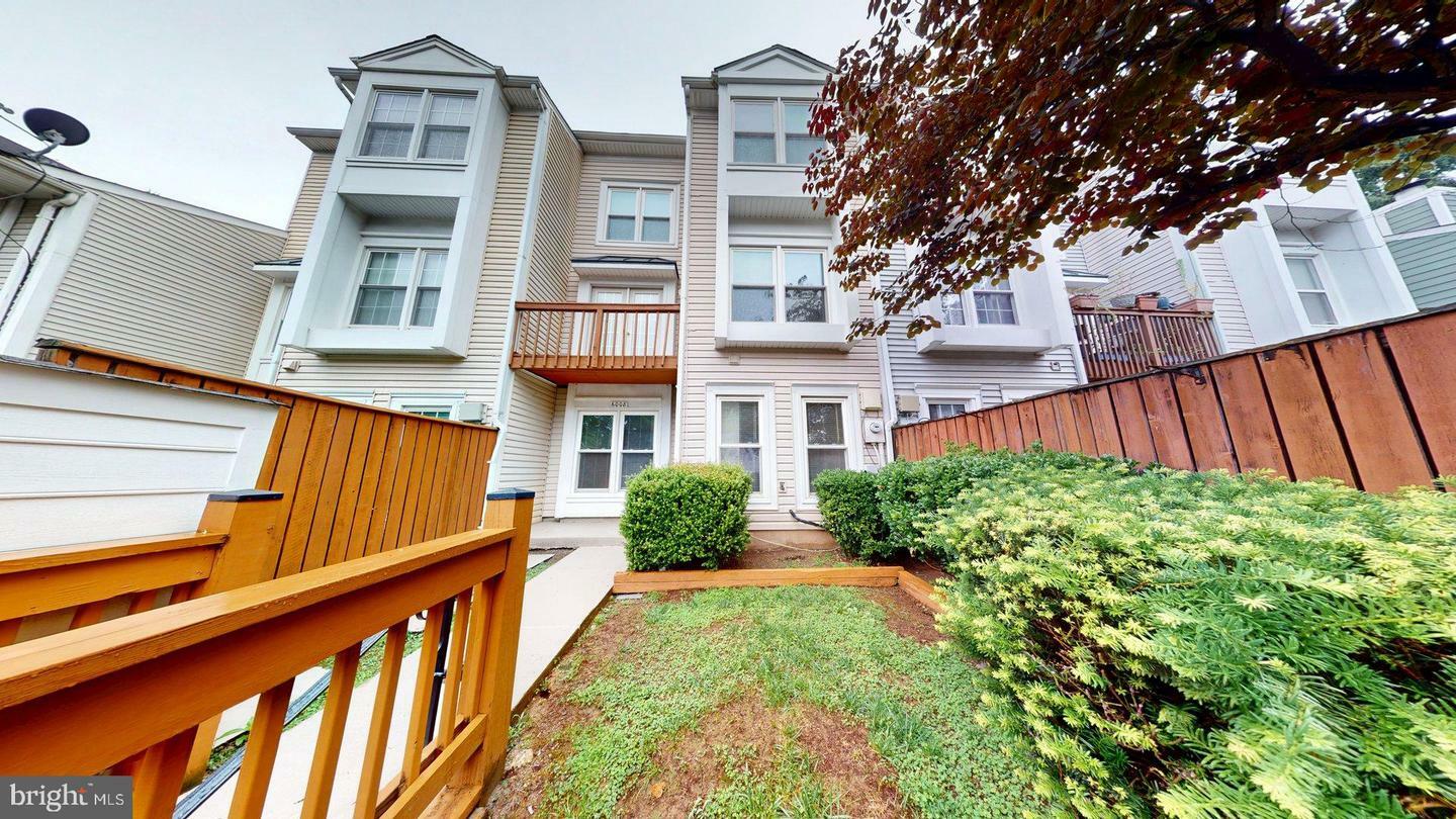 6008 Chestnut Hollow Court  Centreville VA 20121 photo