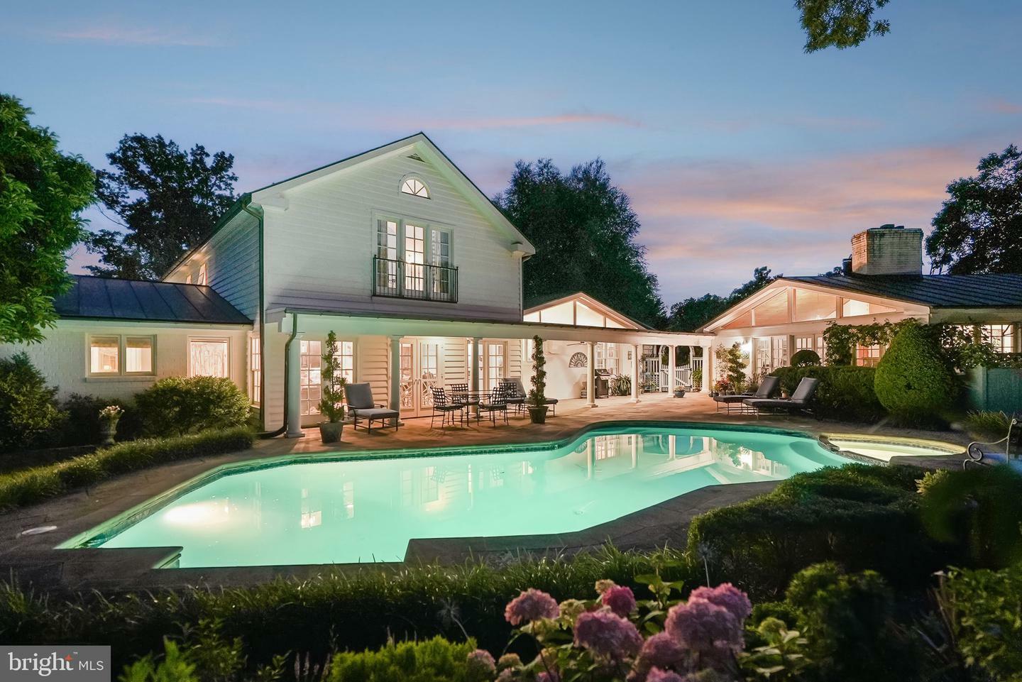 Property Photo: 320 1/2 Mansion Drive VA 22302