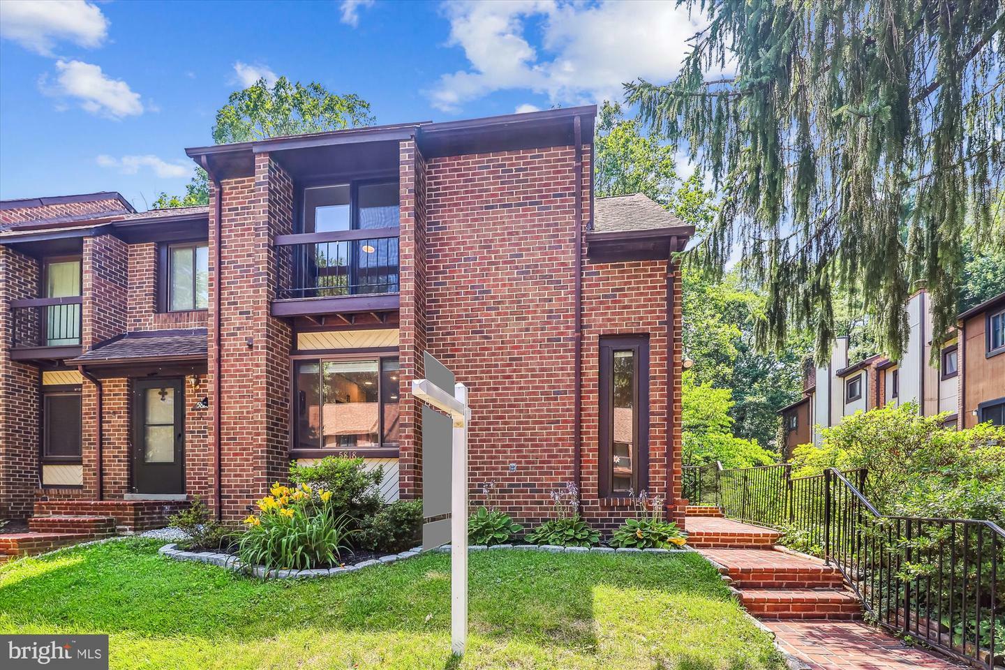 Property Photo: 5818 Jacksons Oak Court VA 22015