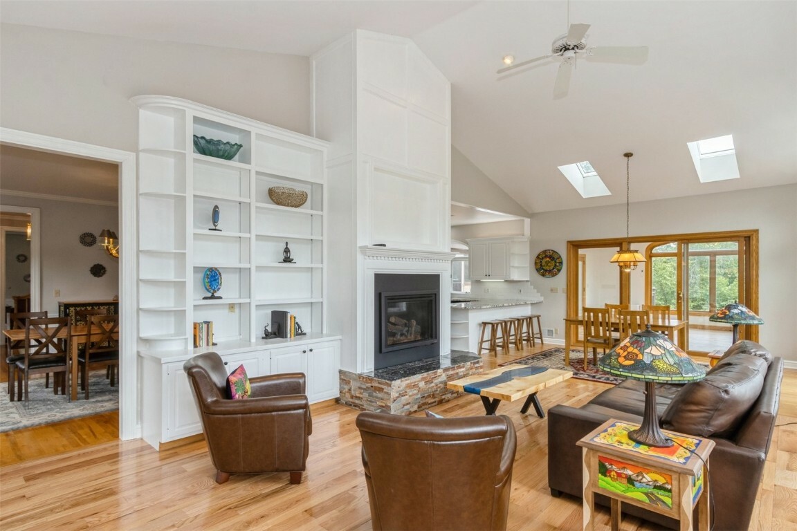 Property Photo: 1916 Oak Knolls Ct SE IA 52403