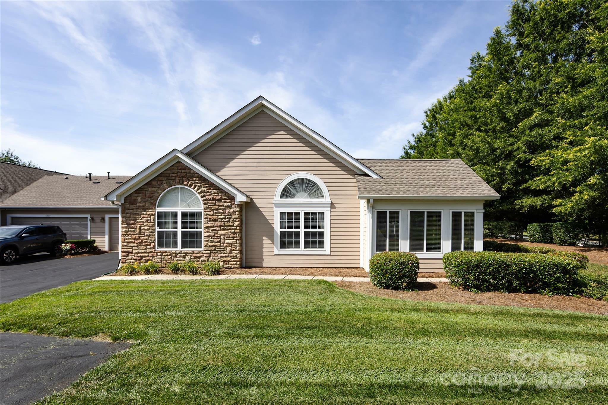 Property Photo: 6811 Ledgestone Place NC 28227