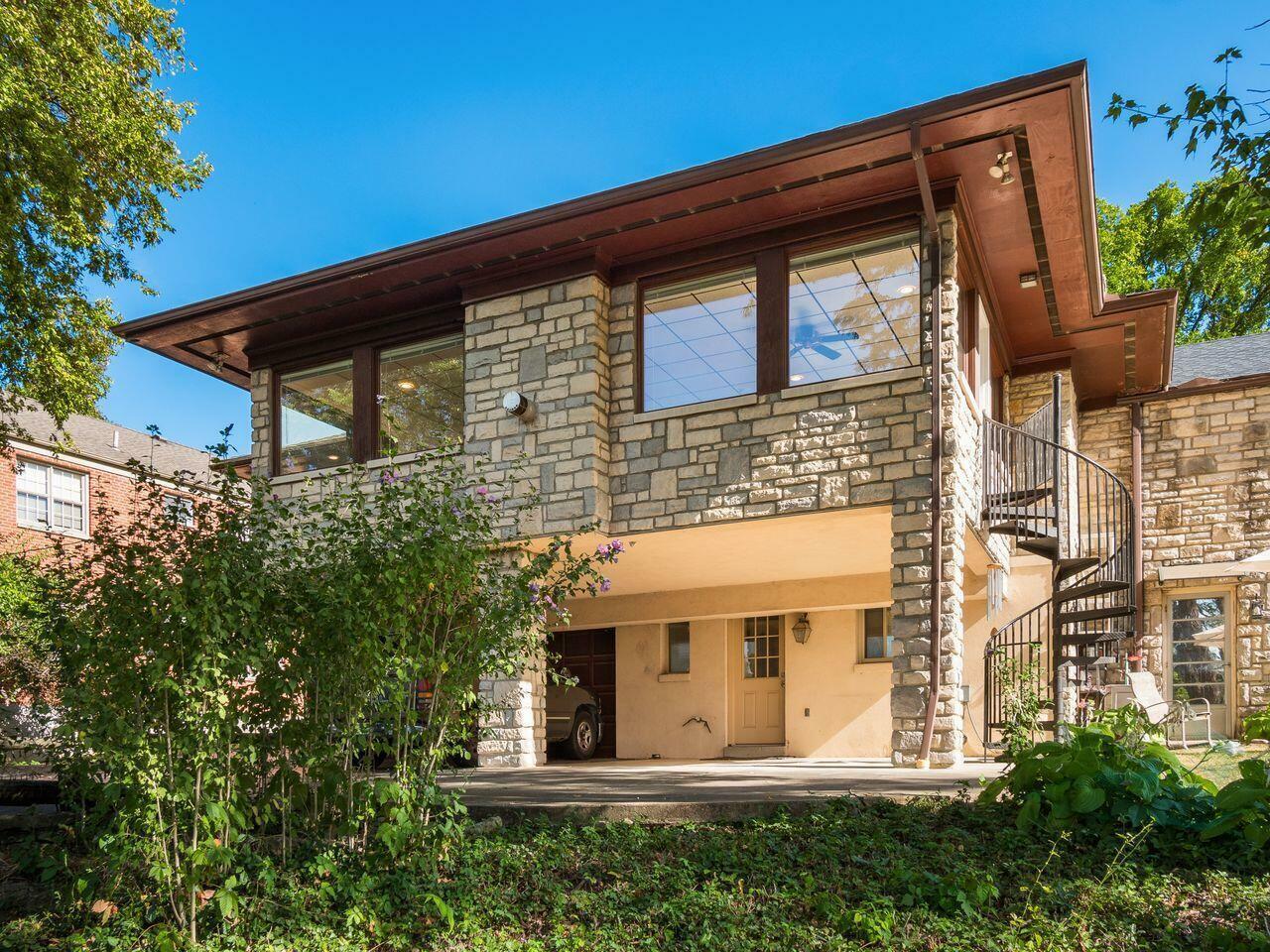Property Photo: 2663 Charing Road OH 43221