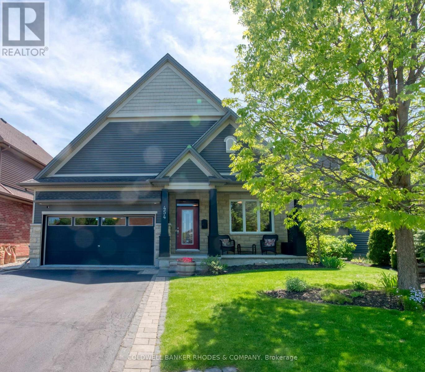 Property Photo: 454 Creekview Way ON K1T 0J5