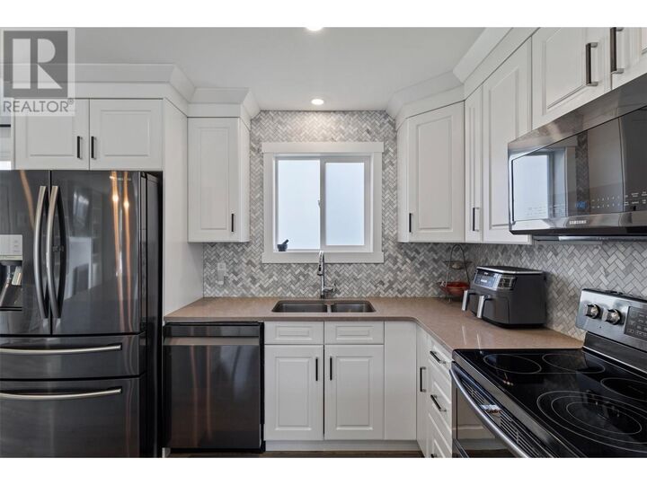 Property Photo:  689 Valdes Drive  BC V2B 5J1 