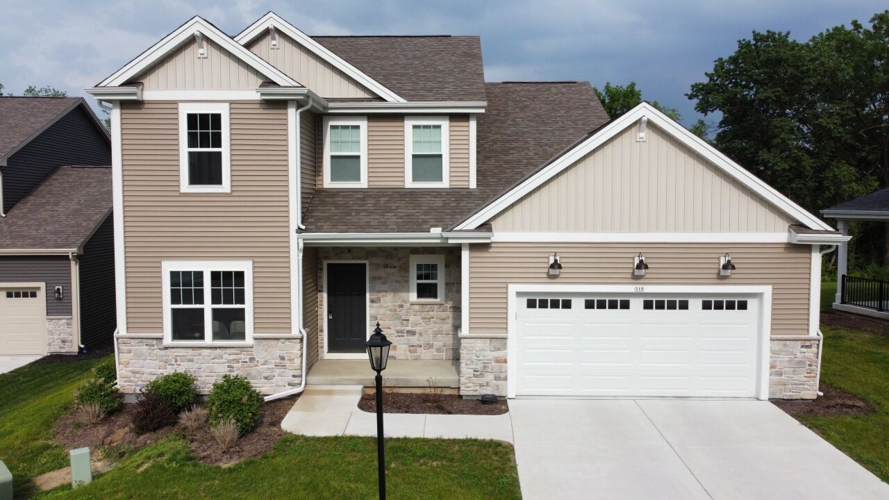Property Photo:  310 Paradise Ct  WI 53029 