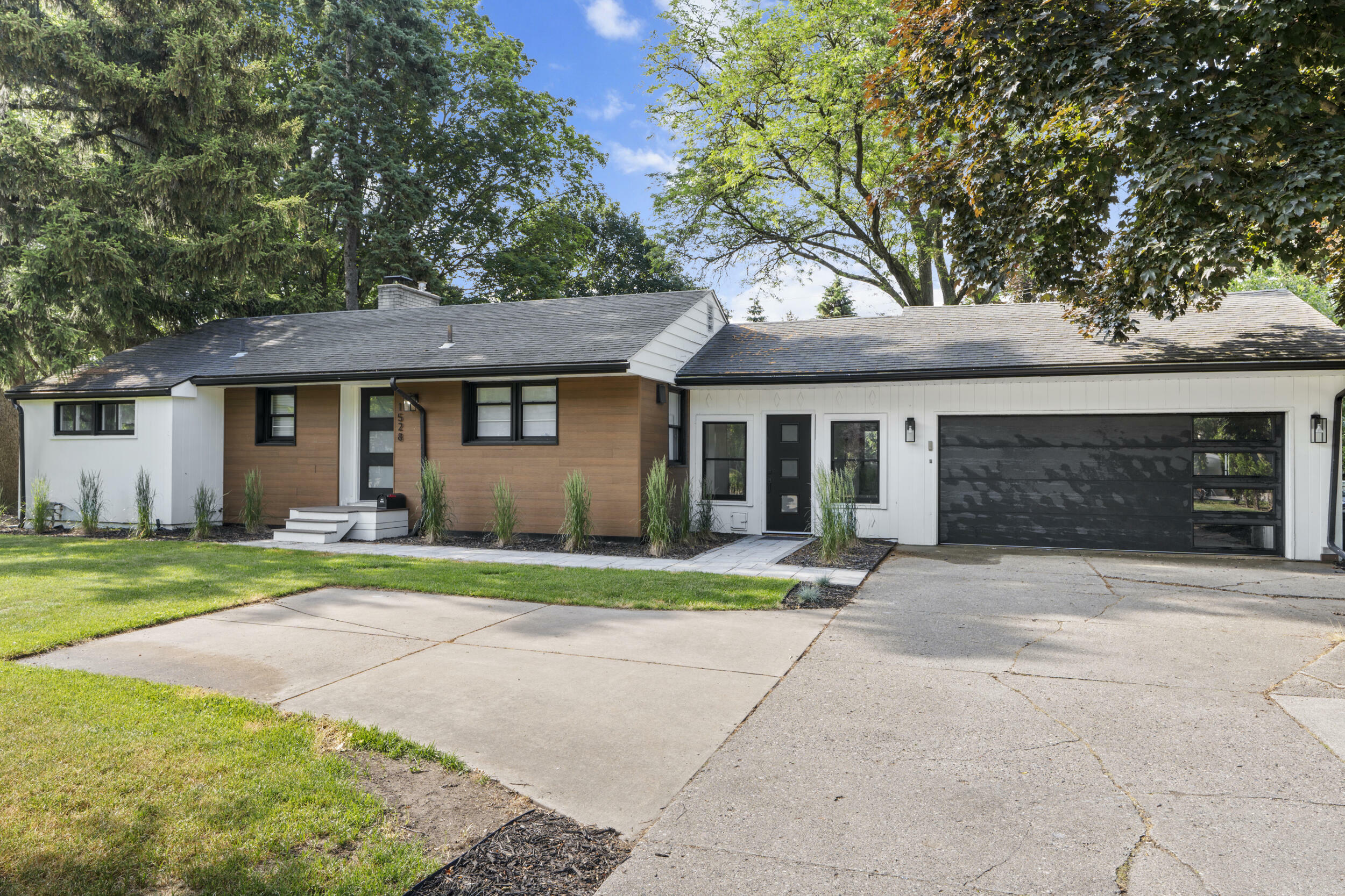 Property Photo: 1528 E Maple Road MI 48009