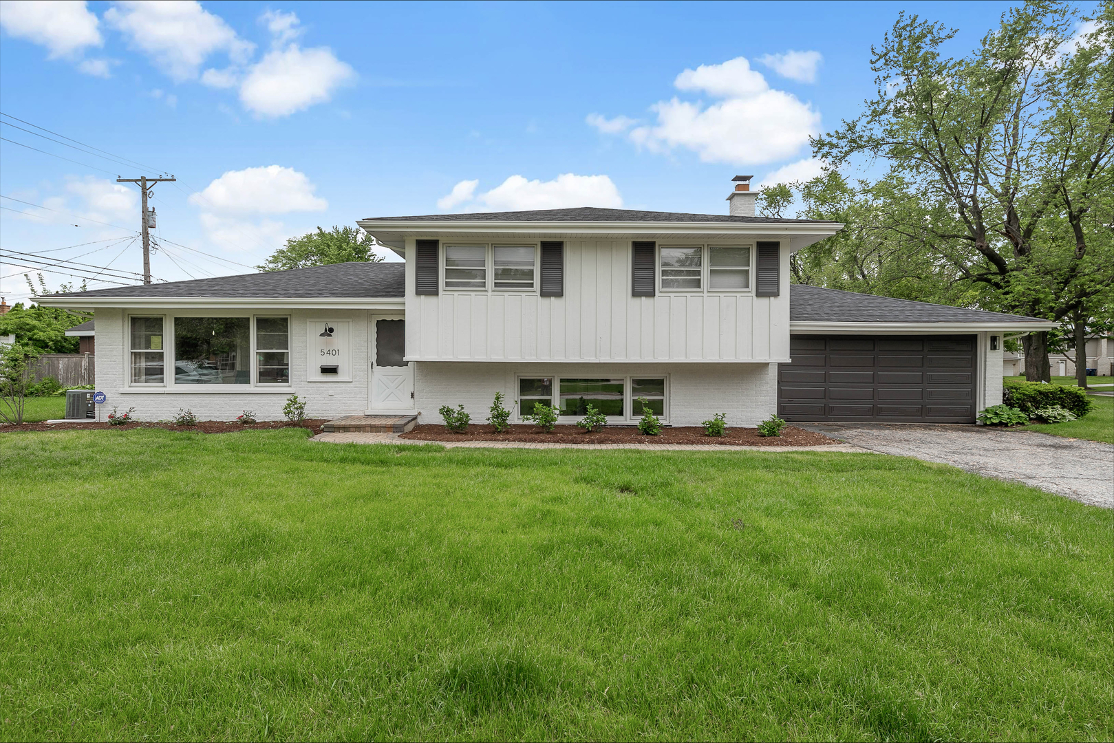 Property Photo: 5401 Fair Elms Avenue IL 60558