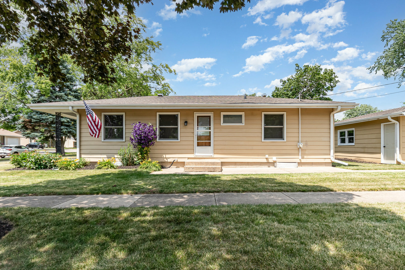 Property Photo: 741 Gates Street IL 60185
