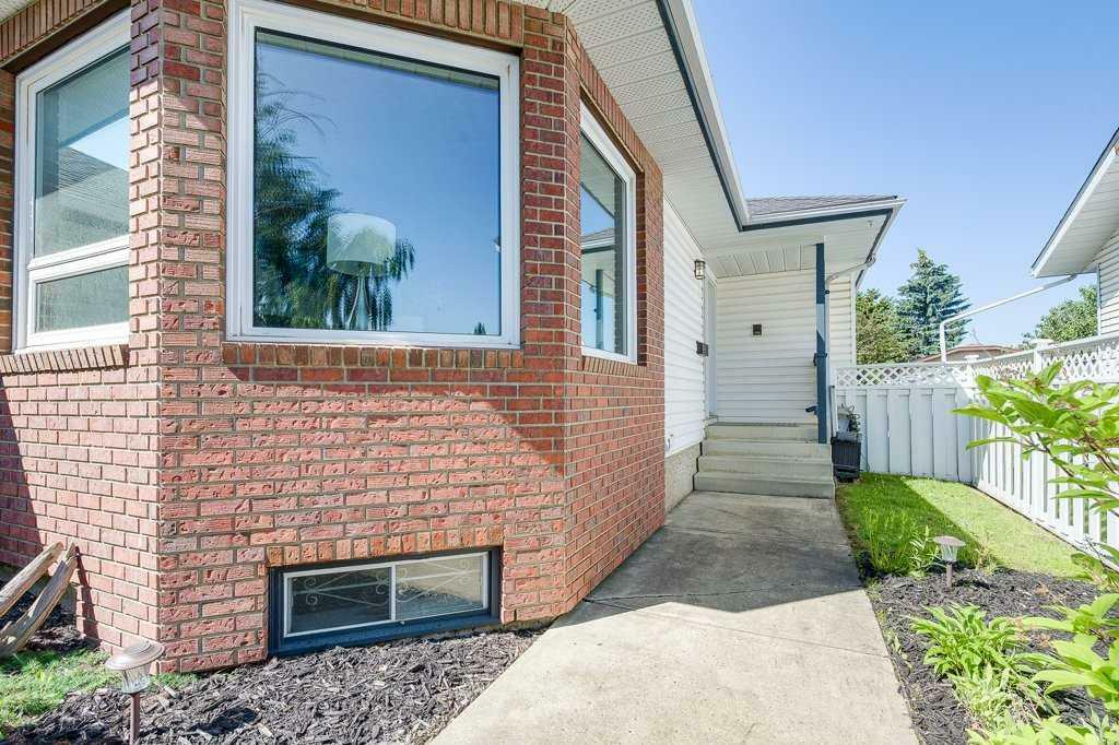 Property Photo:  138 Douglas Avenue E  AB T4R 2G6 