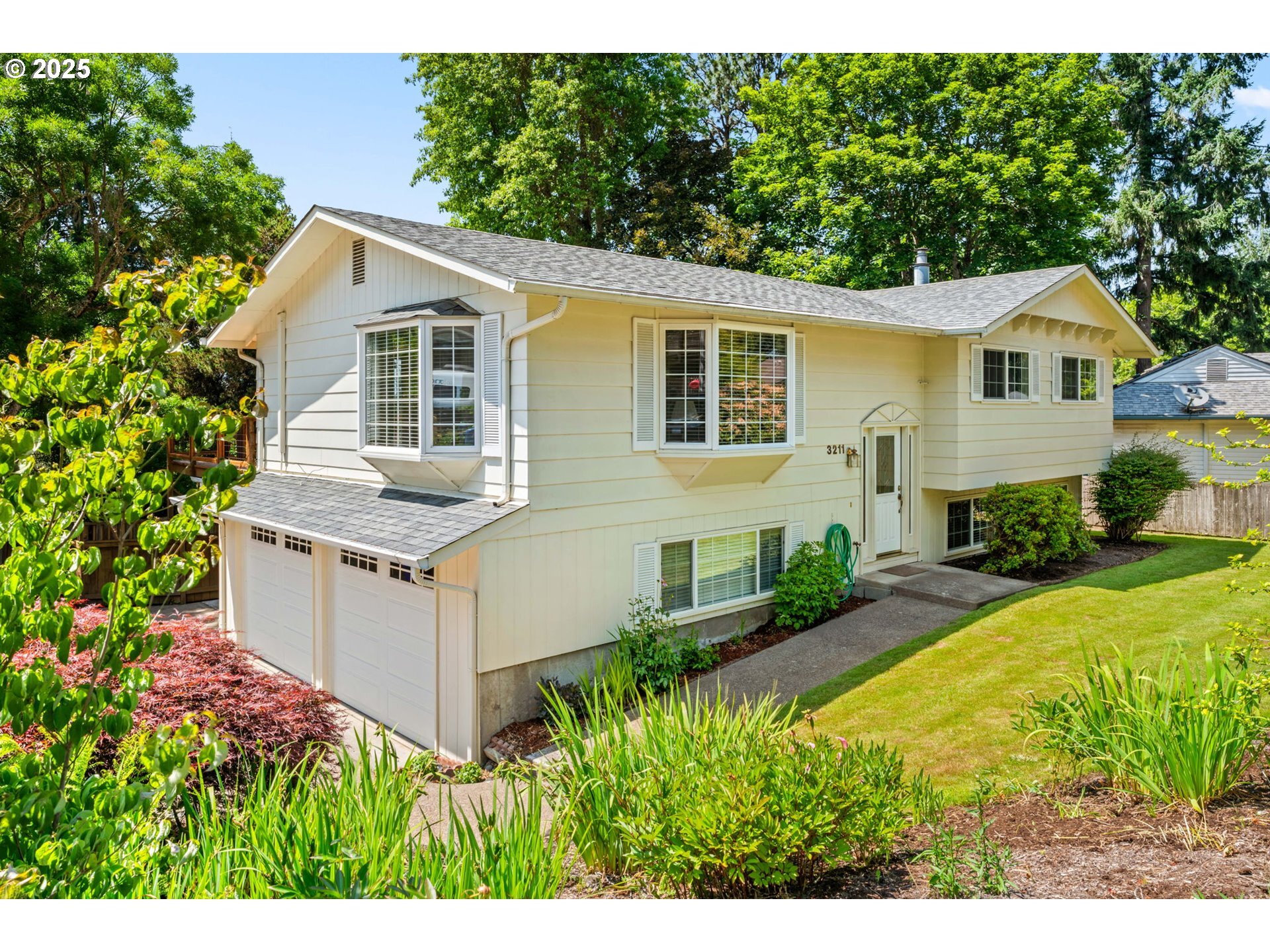 Property Photo: 3211 Strathmore Pl OR 97405