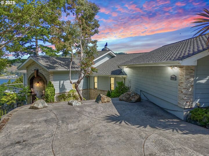 Property Photo:  94414 Tom Cat Hill Rd  OR 97444 