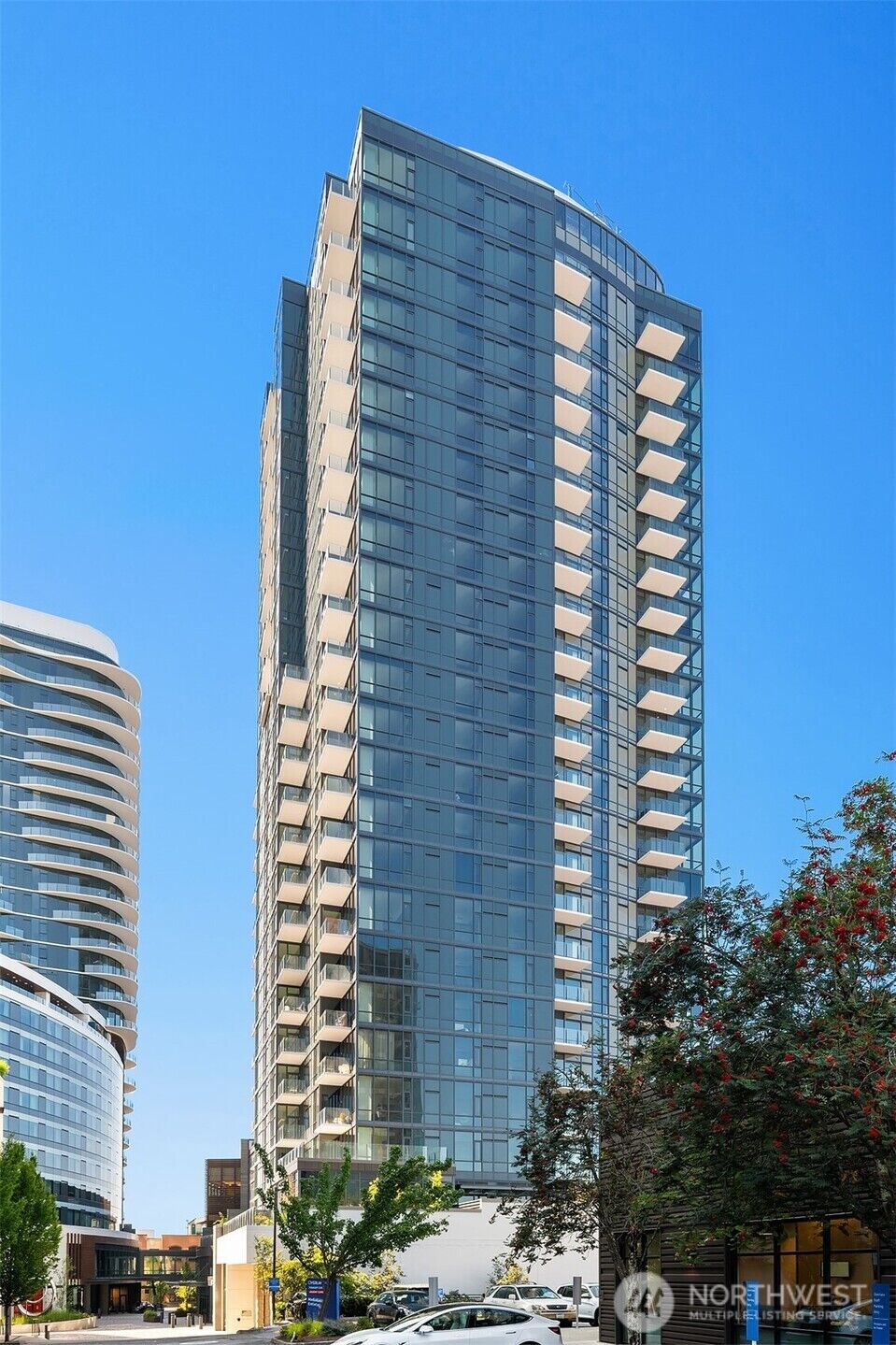 Property Photo: 889 Avenue Square NE 1606 WA 98004