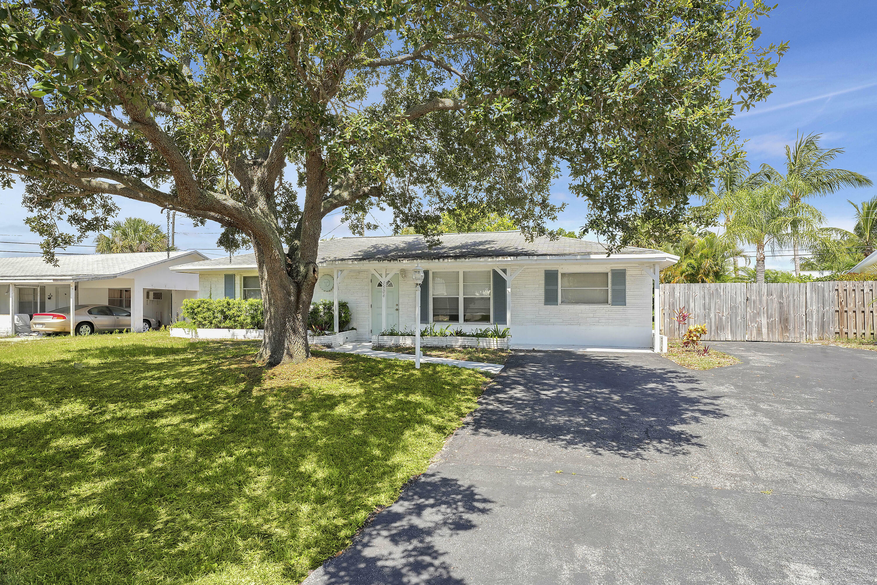 Property Photo: 1504 Treemont Avenue FL 33469