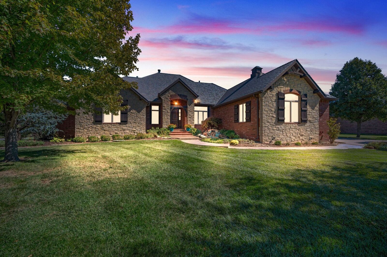 Property Photo: 2306 N Lindsay Cir KS 67228