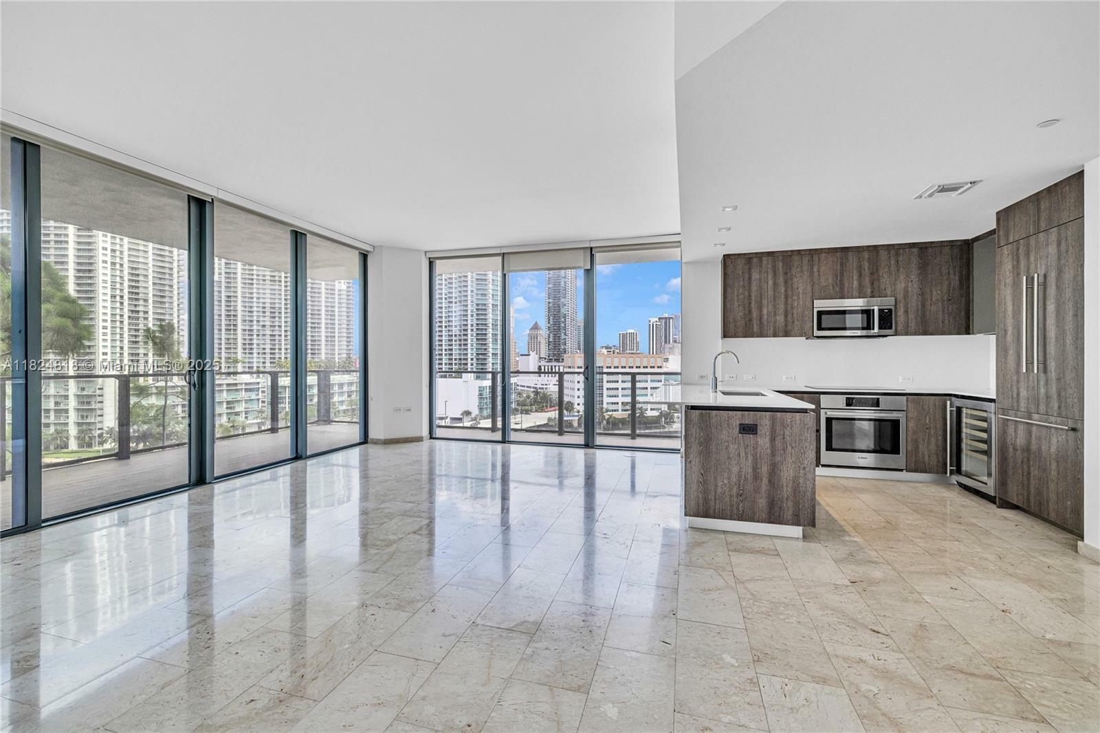 Property Photo:  68 SE 6th St 712  FL 33131 