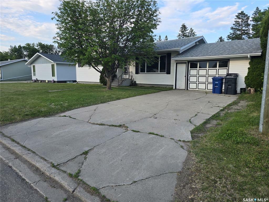 Property Photo: 212 8th Street E SK S0A 4T0