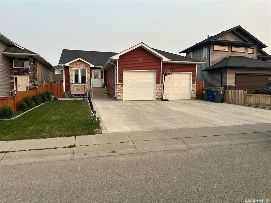 Property Photo:  742 Hargreaves Crescent  SK S7R 0H2 