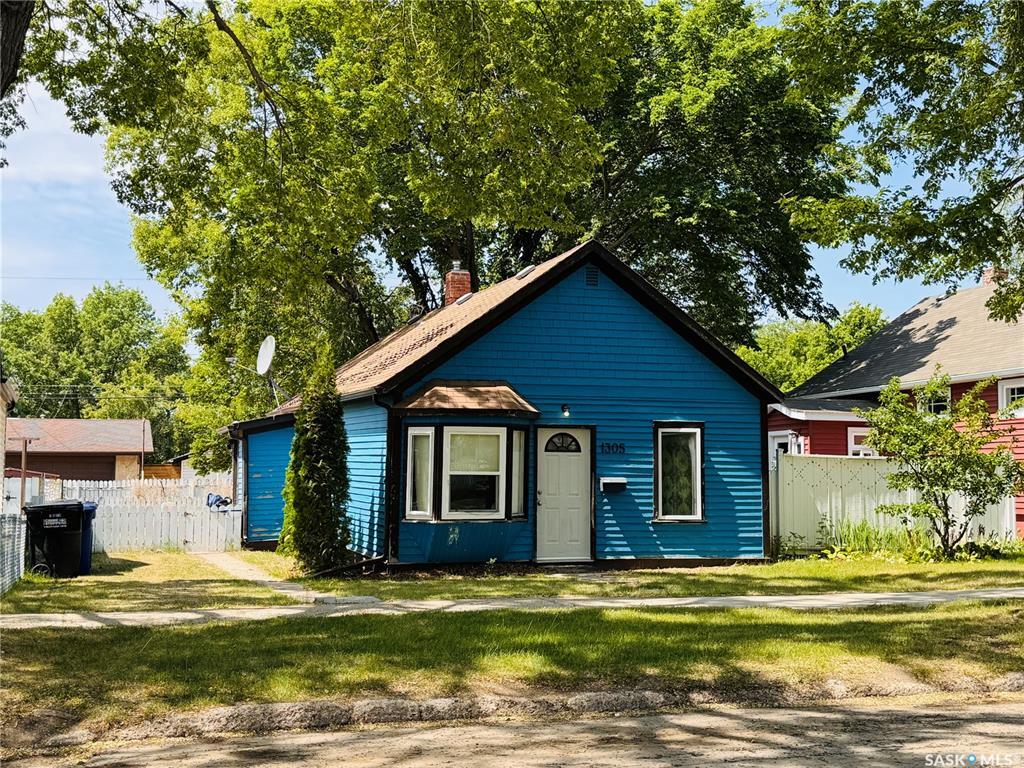 Property Photo: 1305 G Avenue N SK S7L 2A6