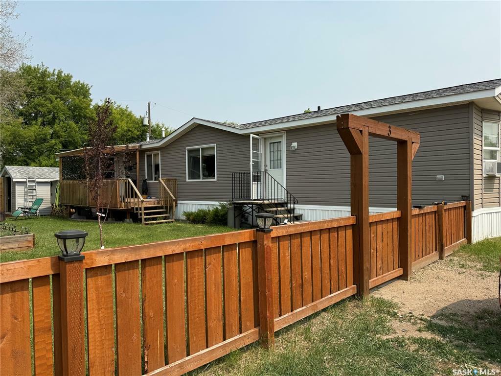 Property Photo: 404 8th Avenue E 3 SK S0K 4T0
