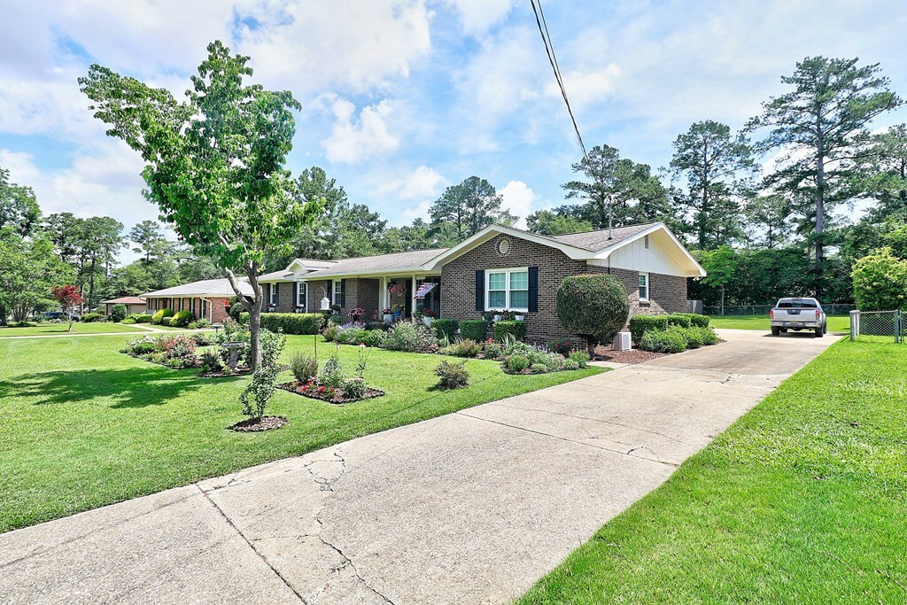 Property Photo: 1902 Azure AL 36303