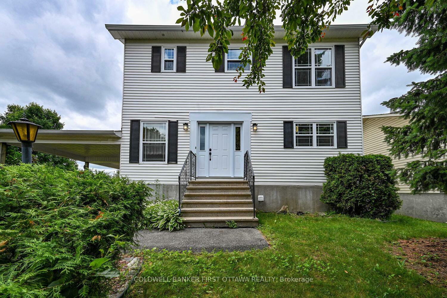 Property Photo: 22 Poole Creek Crescent ON K2S 1G4
