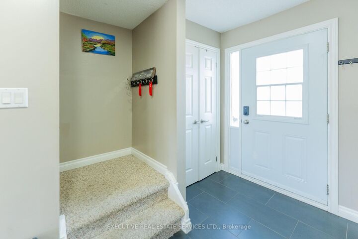 Photo de la propriété: 24 Kingham Road N/A ON L7J 1S4