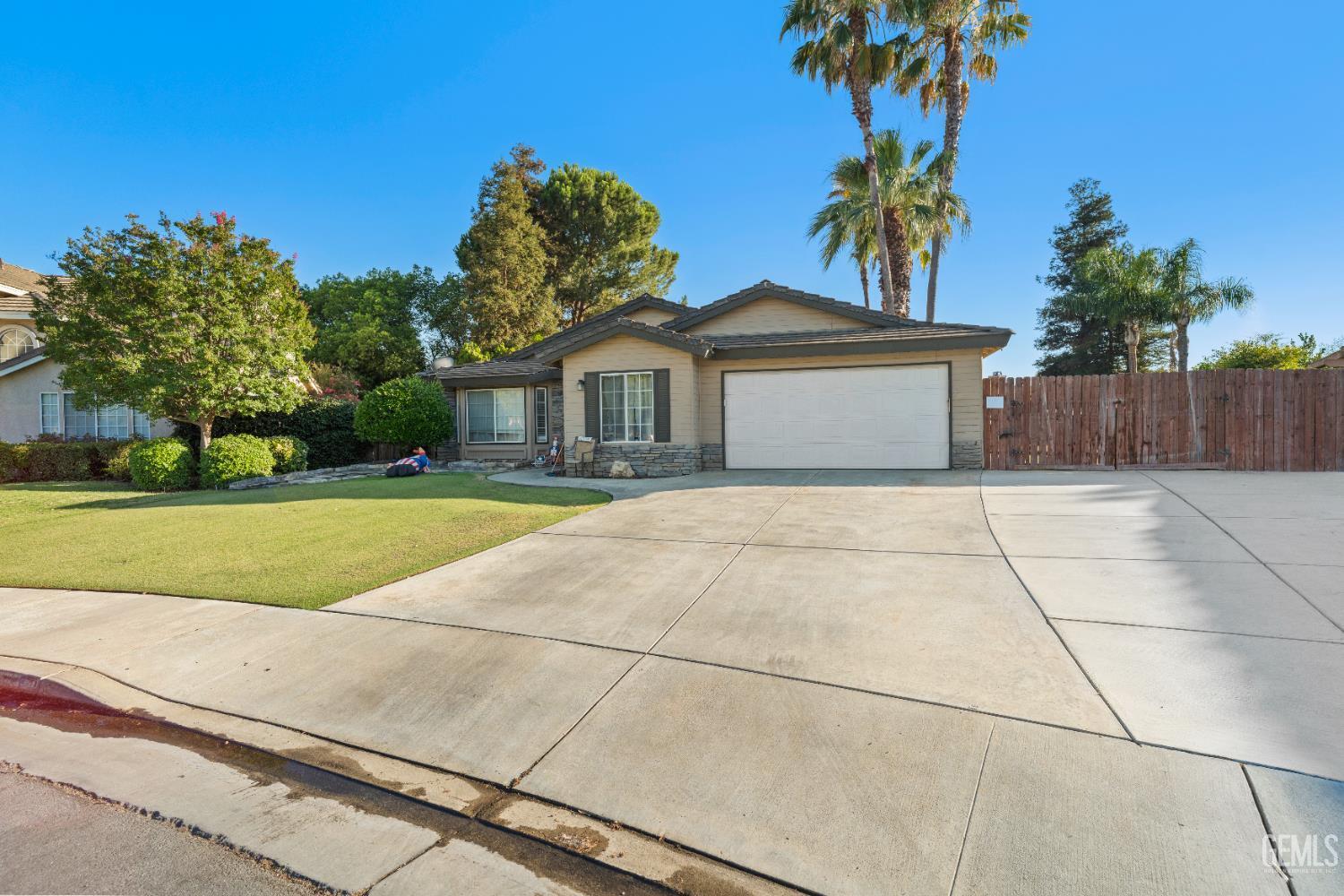 Property Photo: 1001 Dunwoody Way CA 93312