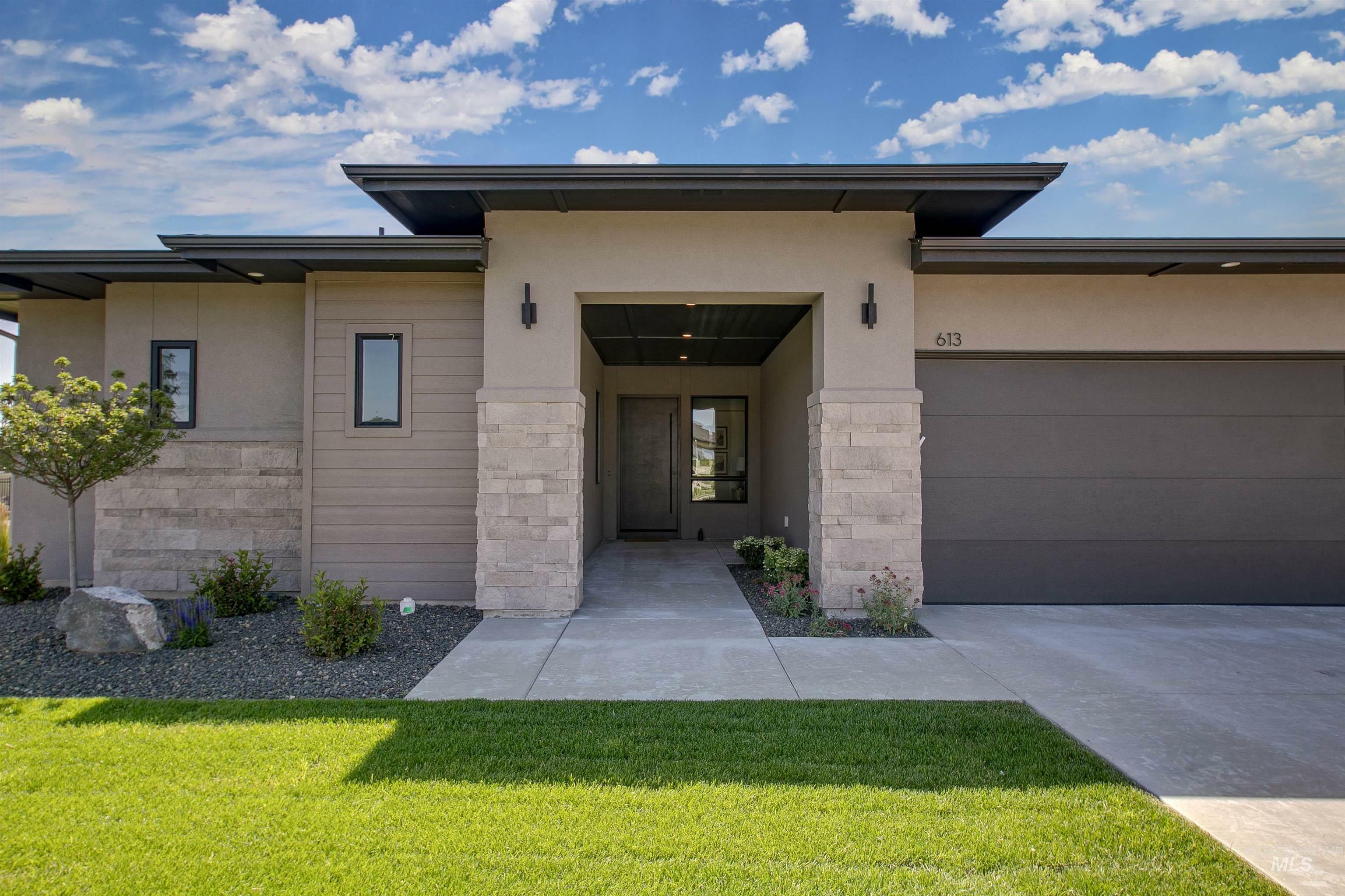 Property Photo: 613 N Creekwater Ave ID 83616
