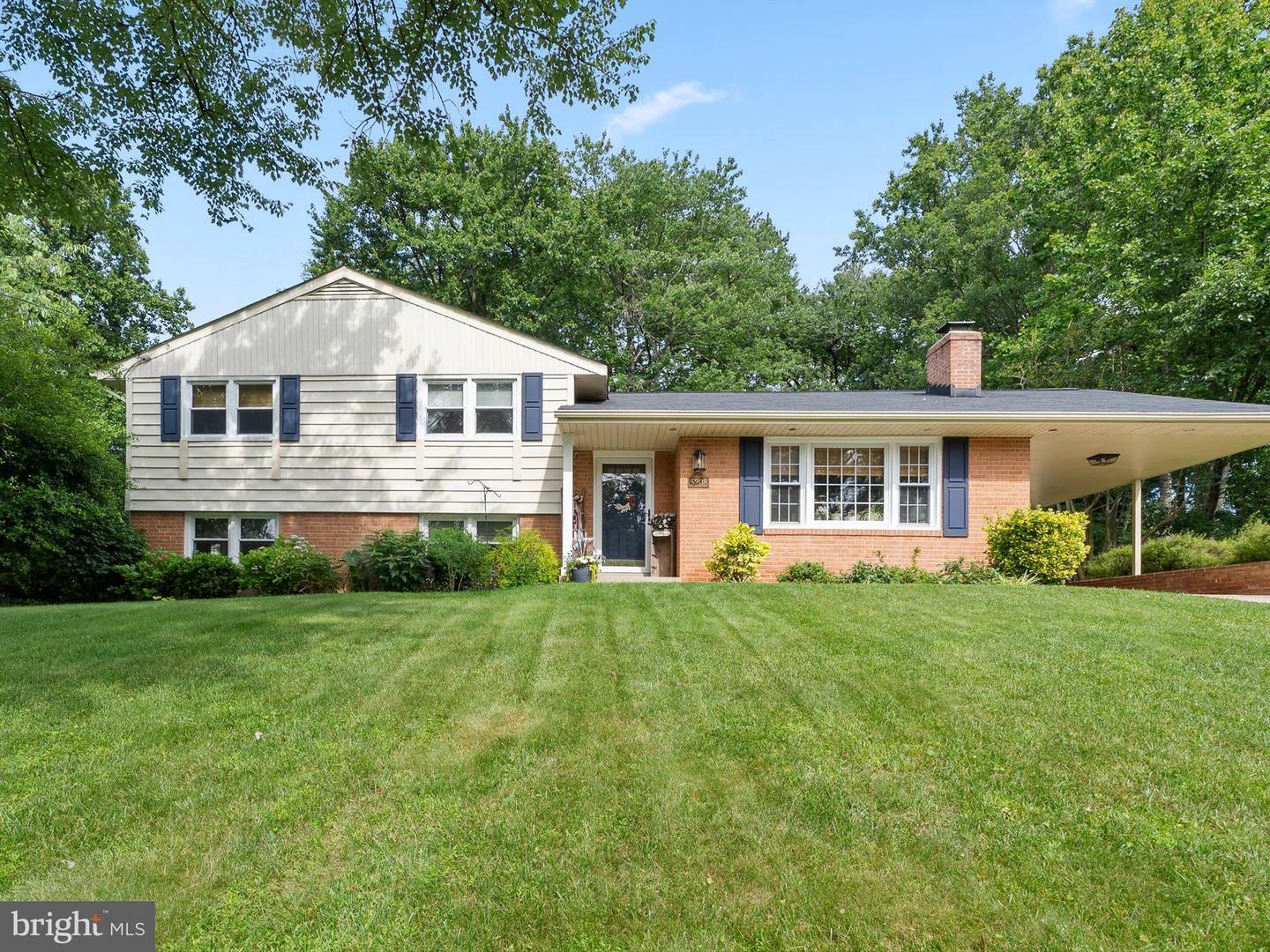 Property Photo: 5208 Lindsay Street VA 22032