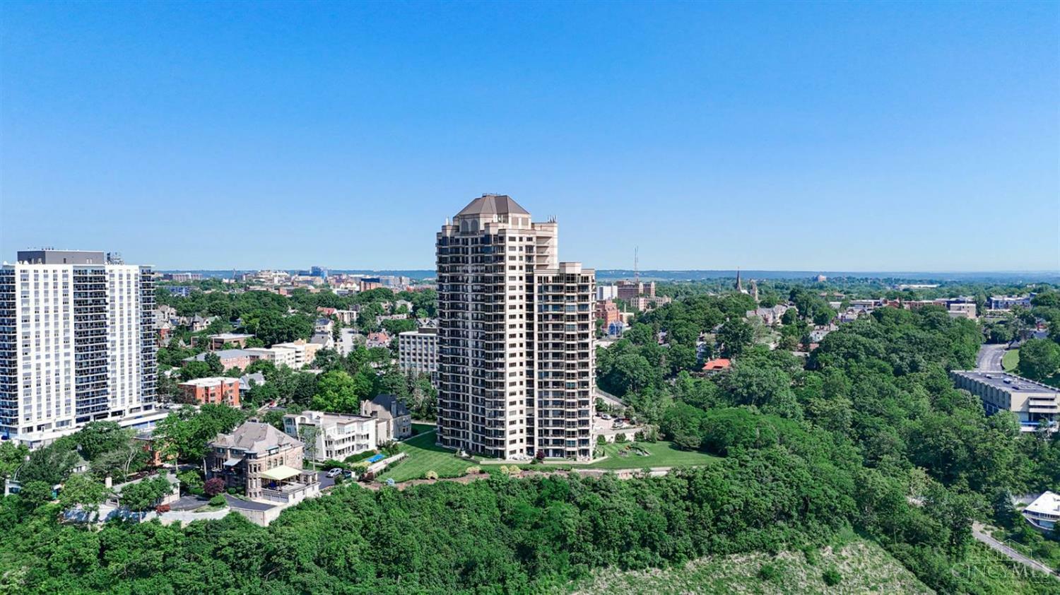 Property Photo: 1201 Edgecliff Place OH 45206