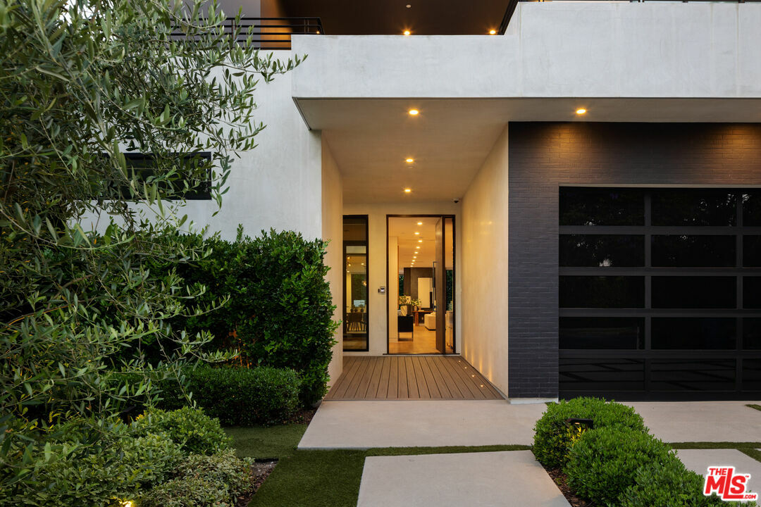 Property Photo:  105 S Laurel Ave  CA 90048 