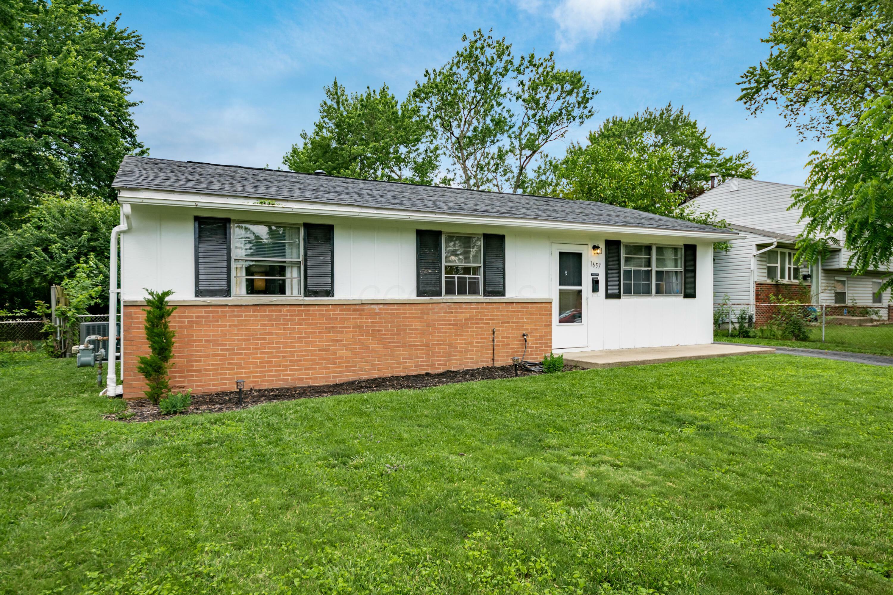 Property Photo: 1657 Wilton Drive OH 43227