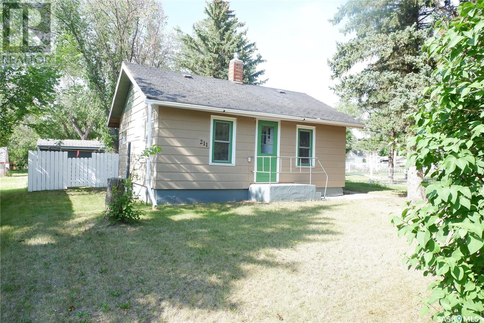 Property Photo: 211 2nd Avenue W SK S0H 3G0
