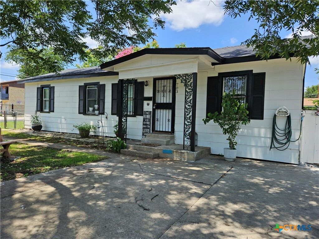 Property Photo: 703 Atkinson Avenue TX 76541