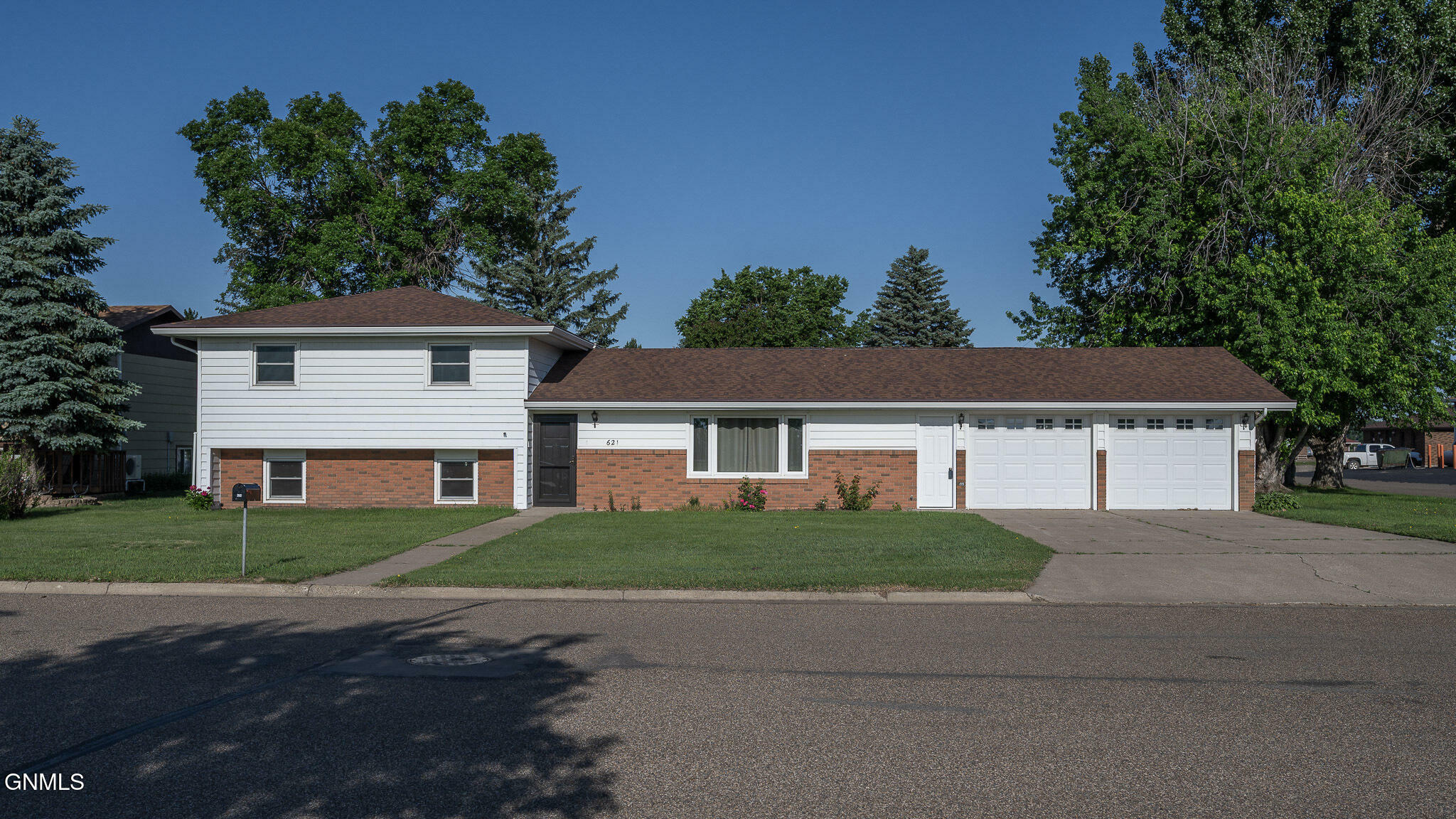 Property Photo: 621 8th Avenue NE ND 58545