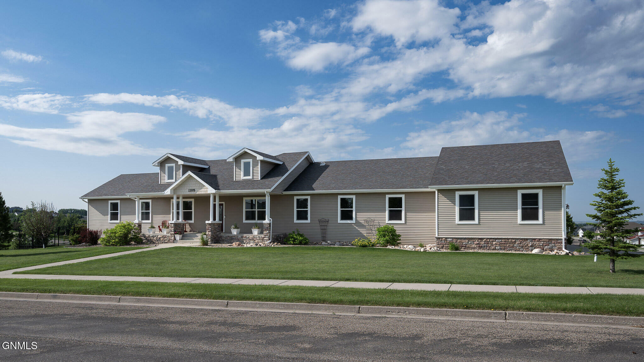 Property Photo:  1105 Parkerplum Drive  ND 58503 