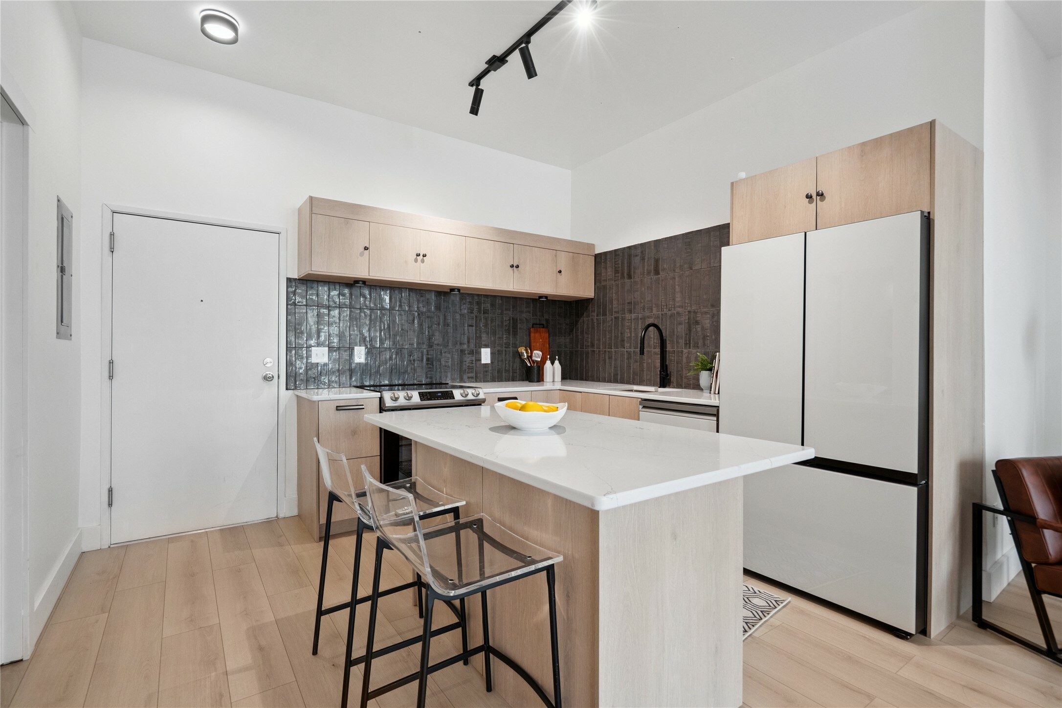 Property Photo:  400 E Locust Street 213  IA 50309 