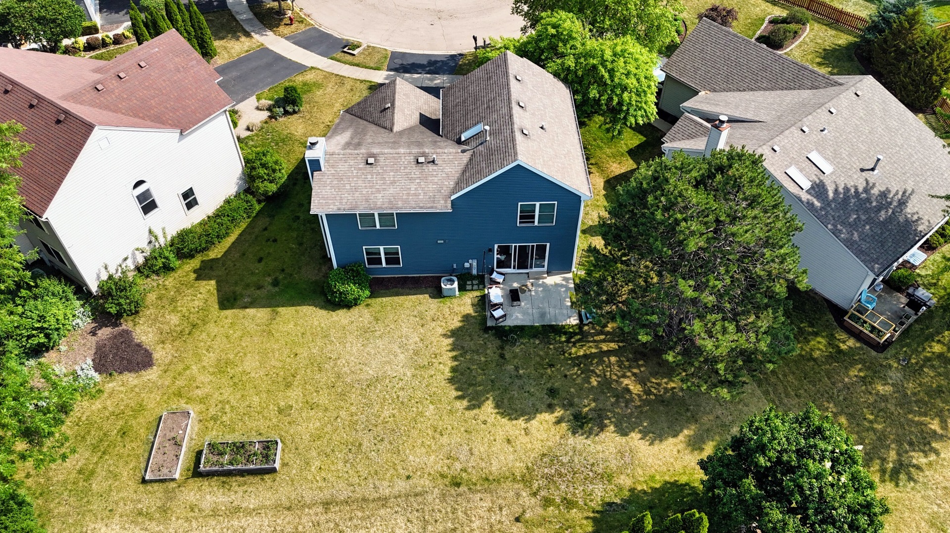 Property Photo: 2440 Pebblewood Court IL 60506