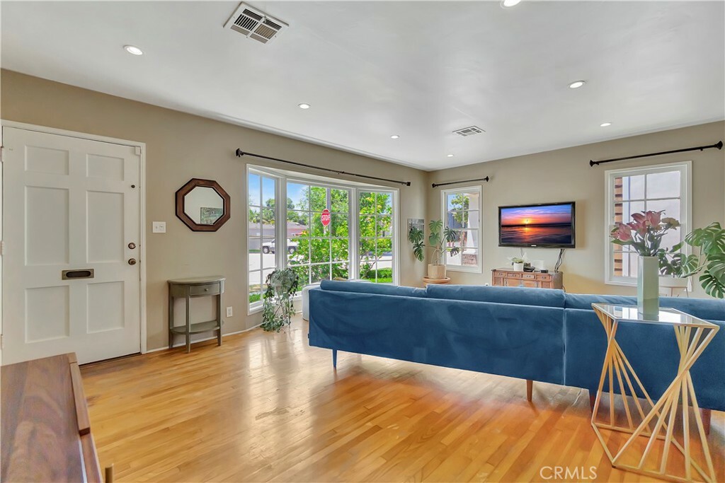 Property Photo: 305 Covina Avenue CA 90803