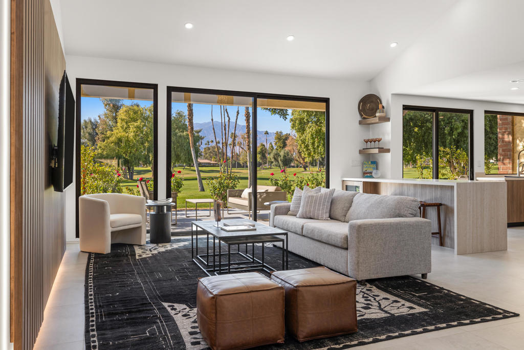 Property Photo:  331 Gran Via  CA 92260 