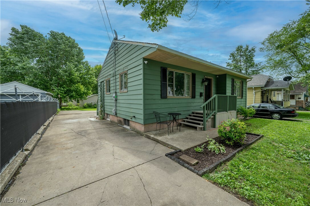 Property Photo: 1432 Maxwell Avenue NW OH 44485