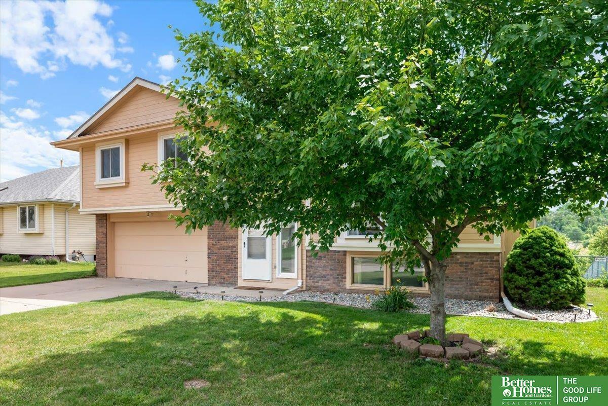 Property Photo: 10011 S 9 Circle NE 68123