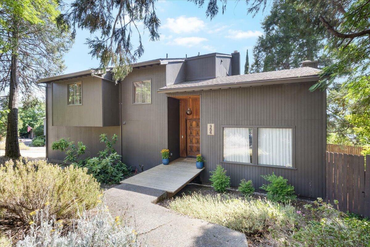 Property Photo: 956 NE Beacon Drive OR 97526