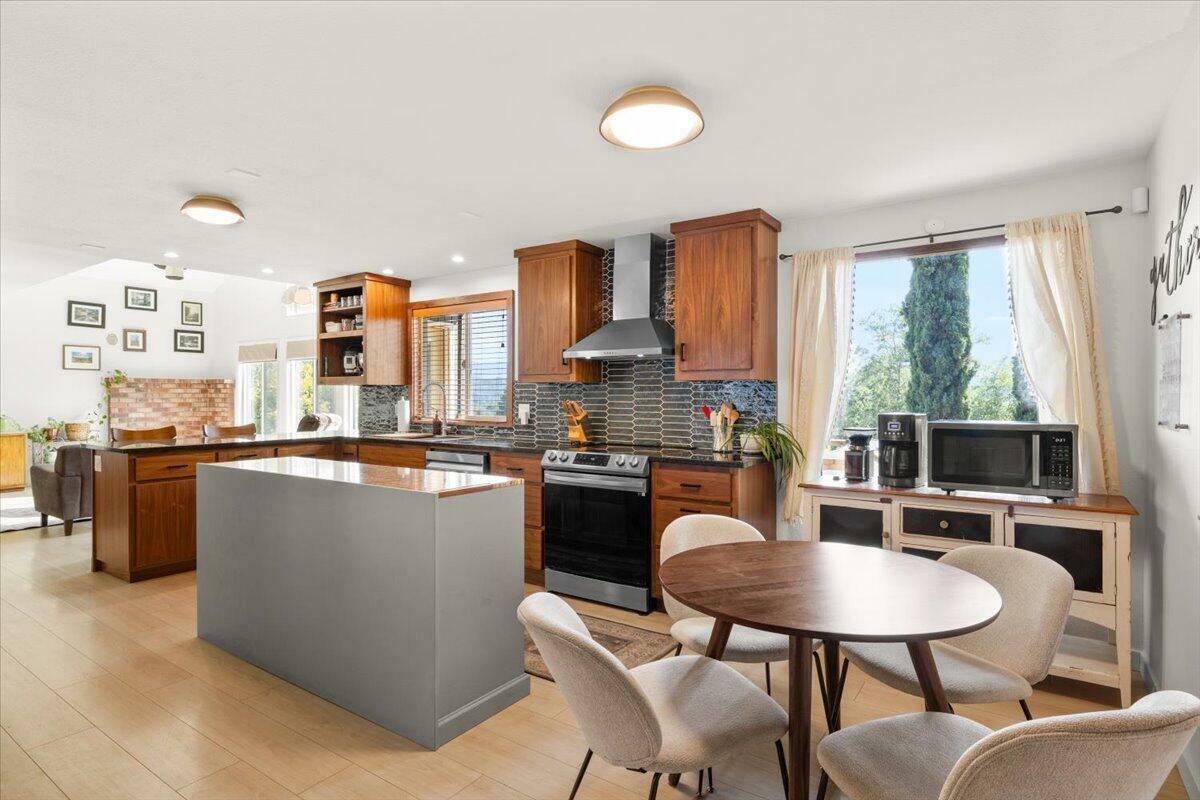 Property Photo: 956 NE Beacon Drive OR 97526