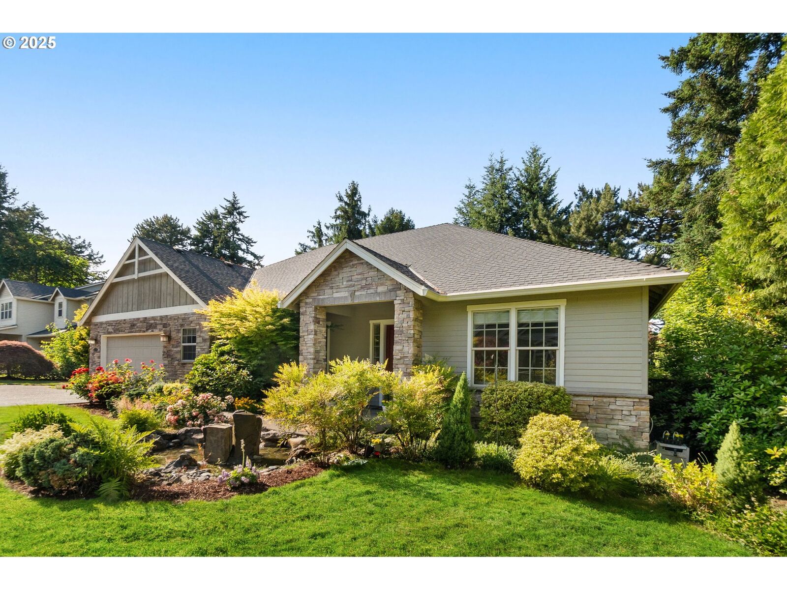 Property Photo: 907 NE Addison Ct OR 97124